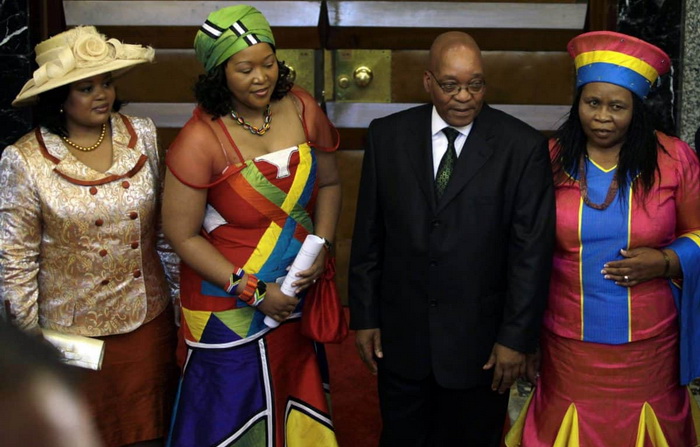 Бывший президент ЮАР Джейкоб Зума, по обычаям своего племени, женат на нескольких женщинах одновременно. Источник: savannanews.com