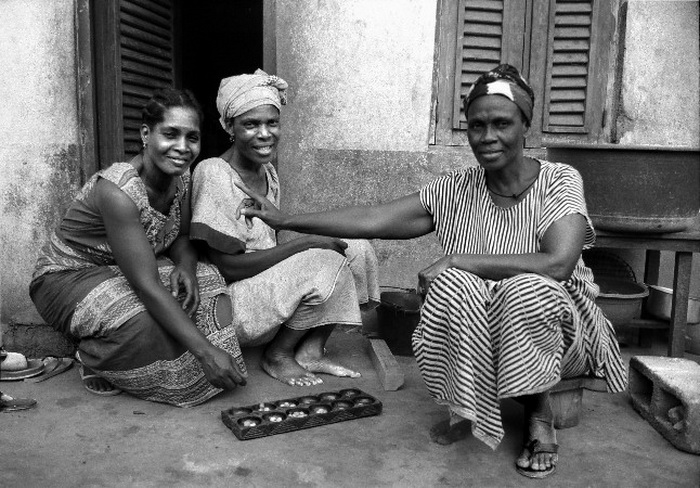 Женщины, играющие в одну из игр семейства манкала. Источник: commons.wikimedia.org