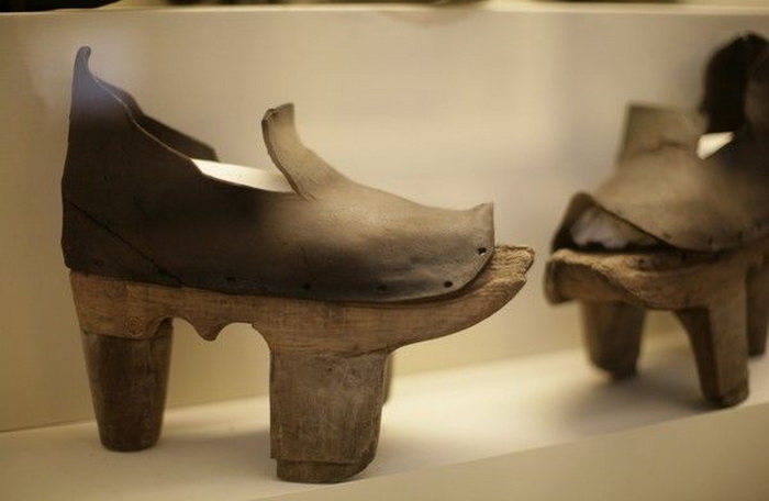 Назначением каблуков Средневековья было защитить ноги от грязи и нечистот. Источник: pinterest.com