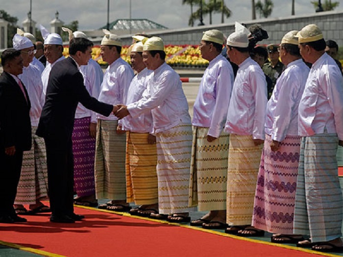 На официальных мероприятиях бирманцев без лонджи никак. Источник: pinterest.com