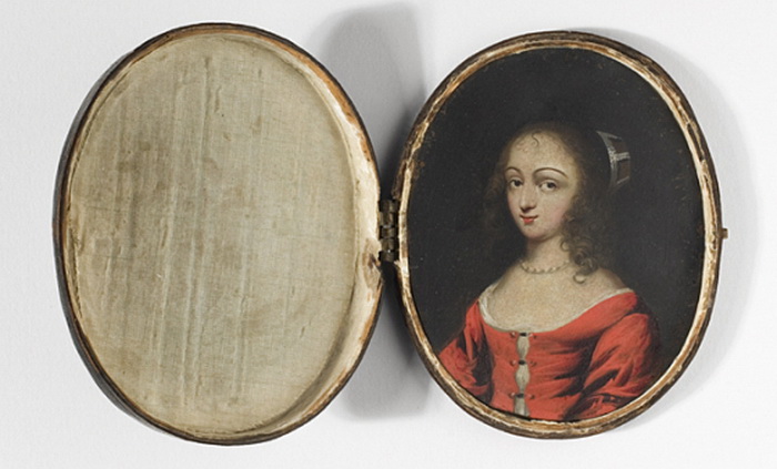 Чтобы избежать преследований за хранение портрета казненного короля, поверх изображения размещалась тонкая накладка, маскирующая миниатюру - например, под портрет некой дамы. Источник: commons.wikimedia.org