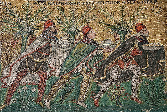 Поначалу волхвов изображали в восточных одеяниях. Мозаика в Равенне, VI в. Источник: commons.wikimedia.org