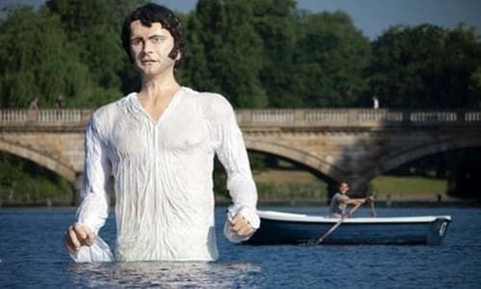 Одержимость «сценой в озере» привела к тому, что в лондонском Серпентайне установили скульптуру мистера Дарси. Источник: buzzfeed.com