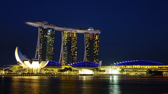 Одна из характерных особенностей Сингапура, на которую нередко жалуются туристы - жесткая система штрафов за правонарушения. Источник: pinterest.com