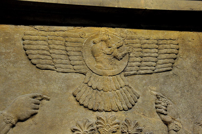 Главный символ зороастризма - фаравахар, солнце и фигура человека с крыльями. Источник: wikipedia.org
