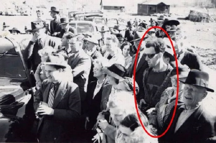 На фото, которое называли изображением «путешественника во времени», попал американский хипстер 40-х годов. Источник: mirror.co.uk