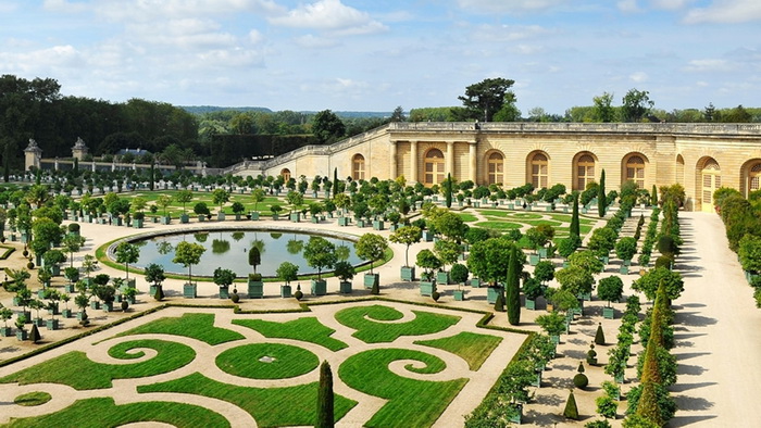 Сады Версаля вдохновляли на создание новых тканей и вычурных нарядов. Источник: pinterest.com