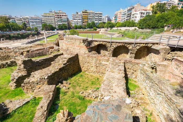 В городе Салоники (так сейчас называются Фессалоники) до сих пор сохранились развалины древнеримских зданий