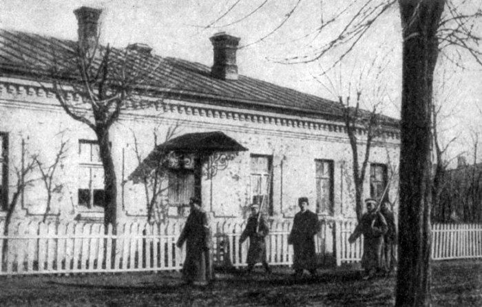 Шмидта под конвоем ведут к зданию суда, февраль 1906 г.