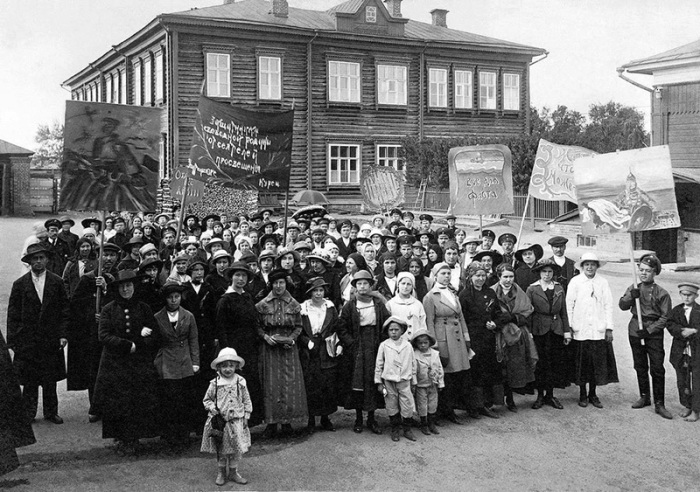 Сбор на демонстрацию учителей-курсисток, г. Челябинск, 1917 год