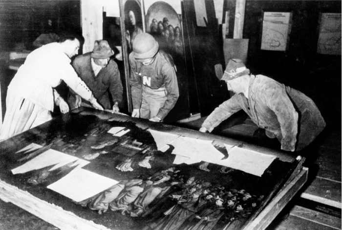 Гентский алтарь во время спасения из соляной шахты Альтаусзее, 1945 год