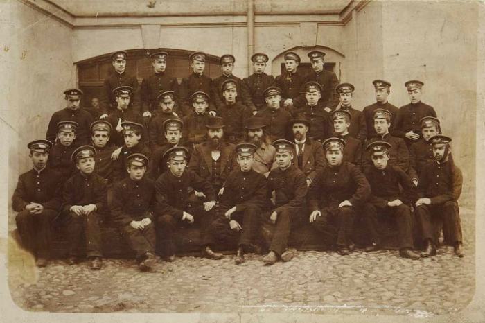 1896 г. Учащиеся Введенской гимназии ( Александр Блок второй справа во втором ряду снизу)