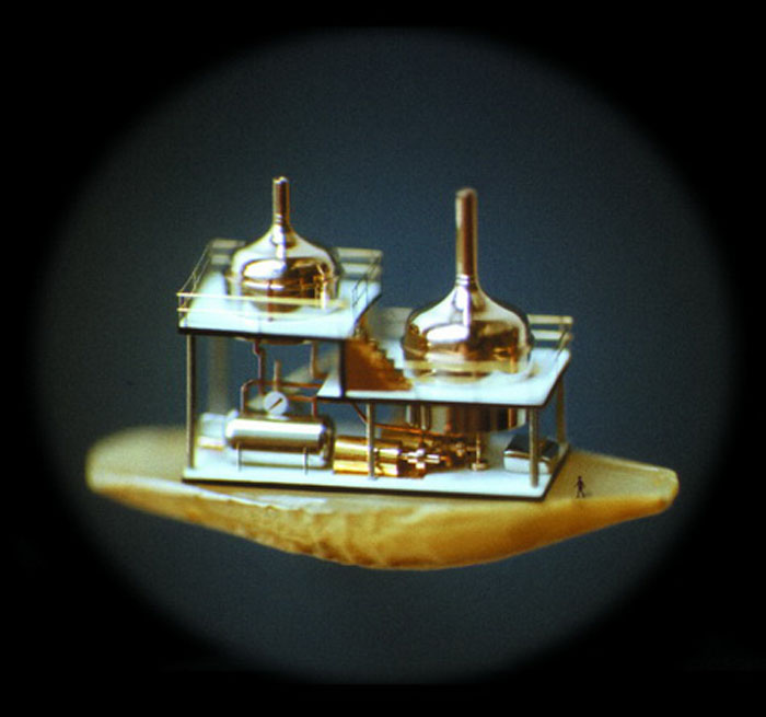 «Метафизика». Макет пивного завода, изготовленный из золота и платины. Состоит из 137 частей. Размещен на половинке зернышка ячменя. М. Сядристый