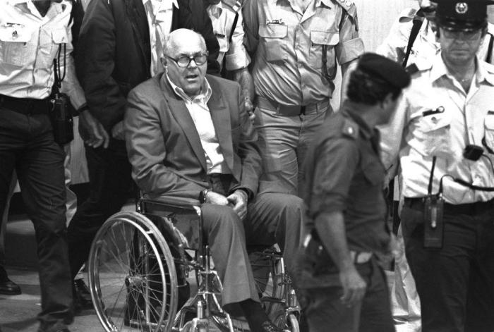 Демьянюка увозят из зала суда в камеру, 1988 год