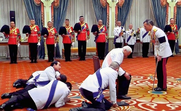 По протоколу даже премьер-министр может только вползать на аудиенцию к королю Таиланда