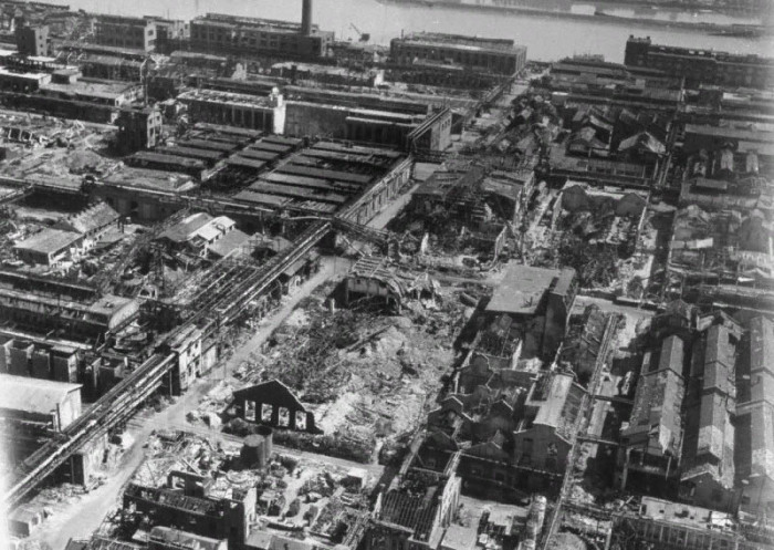 Немецкий завод после бомбежки 