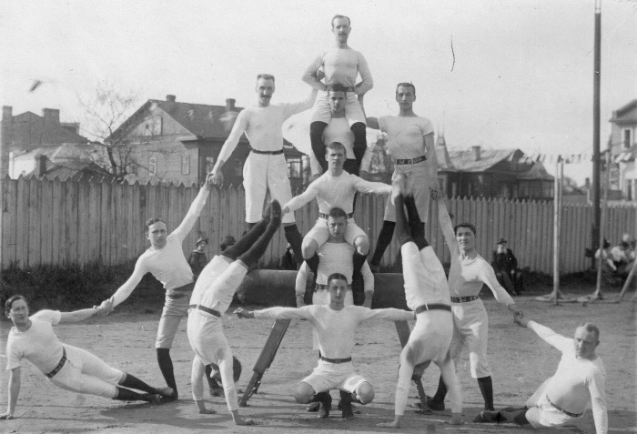 Члены гимнастического общества «Пальма» выполняют пирамиду, 1910 год