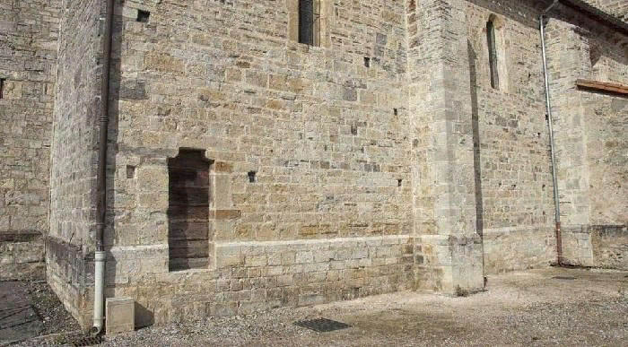  Следы небольших боковых дверей во многих храмах – память о каготах 