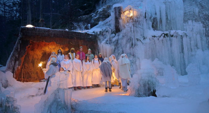 Живой вертеп в ледяных декорациях ущелья Млачца (Словения)