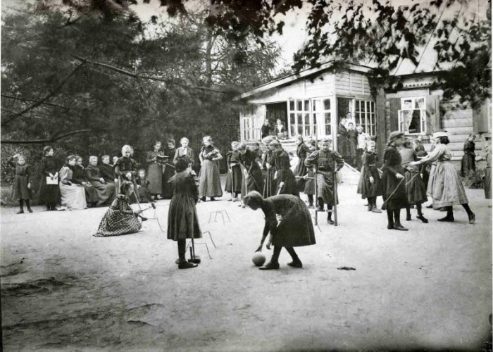 Игра в крокет во время перемены во французской школе, Москва, 1910 год