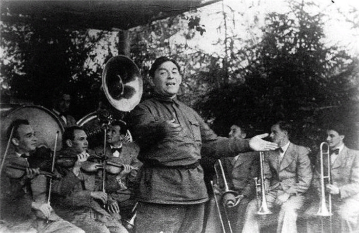 Леонид Утёсов вместе со своим оркестром дает концерт на фронте