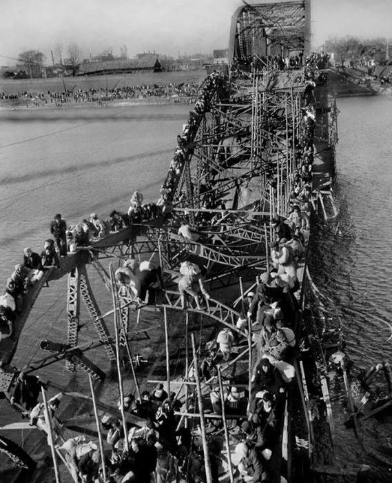 Снимок Макса Десфора «Бегство мирных жителей по взорванному мосту в Корее», премия 1951 года