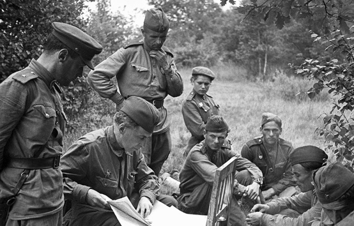 Илья Эренбург (в центре) на фронте в годы Великой Отечественной войны.