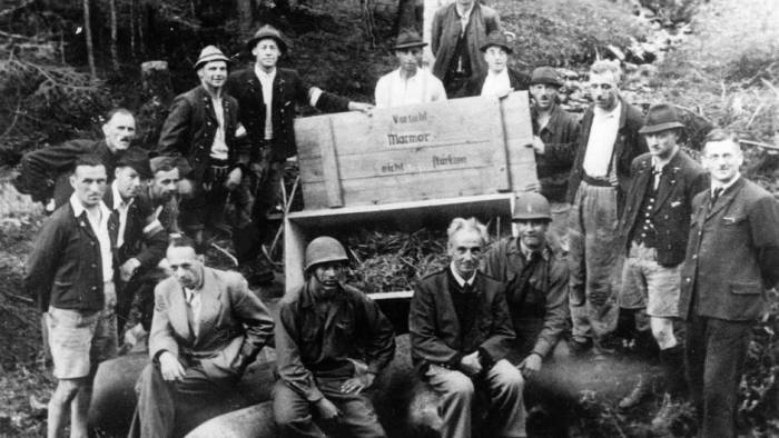 Групповое фото после вывоза бомб, упакованных в деревянные ящики, с соляного рудника Альтаусзее, май 1945 г.