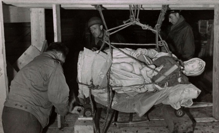 Мадонну Брюгге Микеланджело вывозят из соляных шахт Альтаусзее, 1945 год