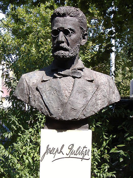 Памятник Джозефу Пулитцеру, установленный на его родине в Венгрии
