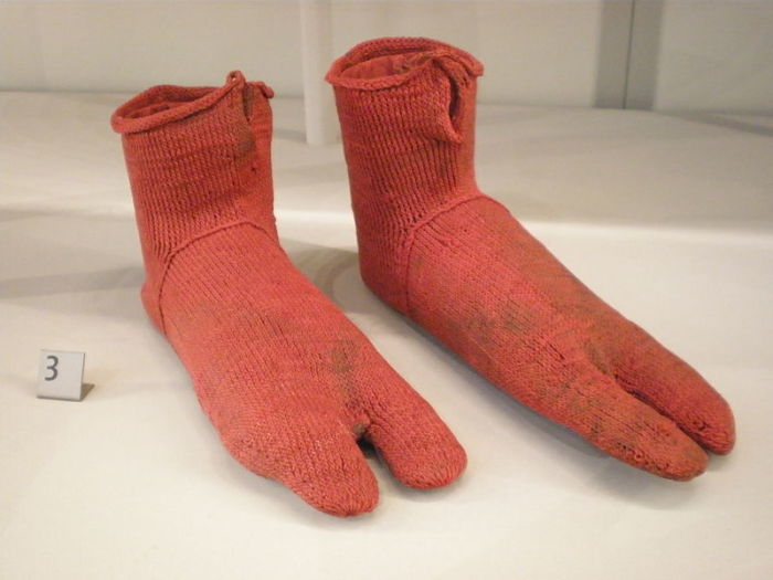 Вязаные носки 300—499 годов, найденные в Египте в конце XIX века.