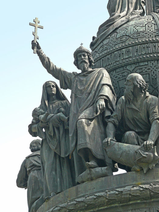 Владимир Святославич на памятнике «Тысячелетие России» в Великом Новгороде