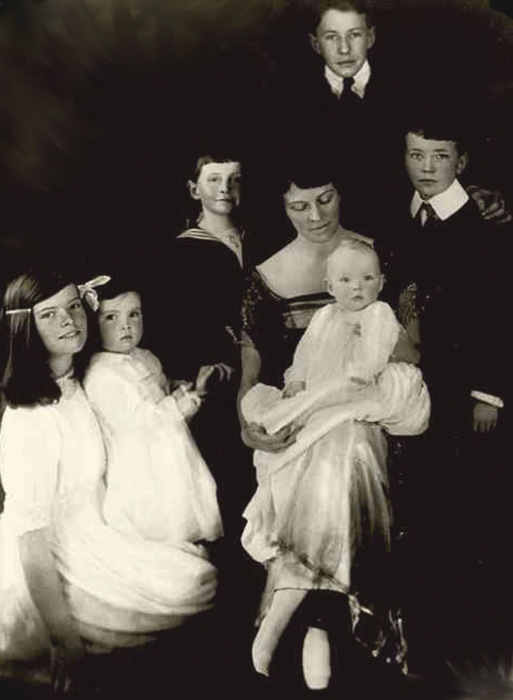 Кэтрин Марта Хотон Хепбёрн со своими детьми: юная Кэтрин слева, 1920-е годы