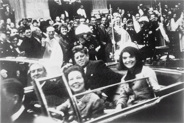 Кеннеди в президентском лимузине, за несколько секунд до убийства