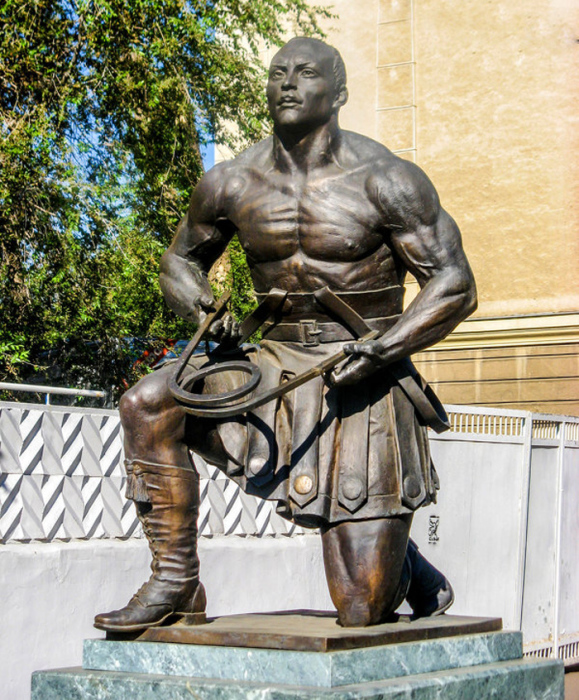  Памятник русскому Самсону Александру Зассу в Оренбурге