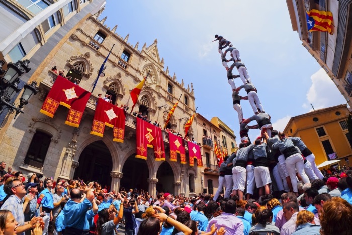 Пирамиды из людей – это часть традиционного праздника в Испании