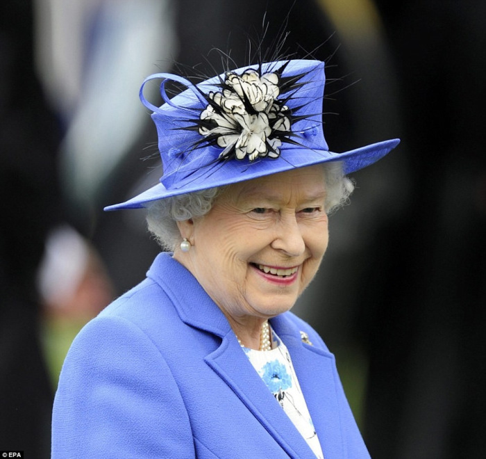 Королева обязана носить головные уборы во время официальных мероприятий на открытом воздухе