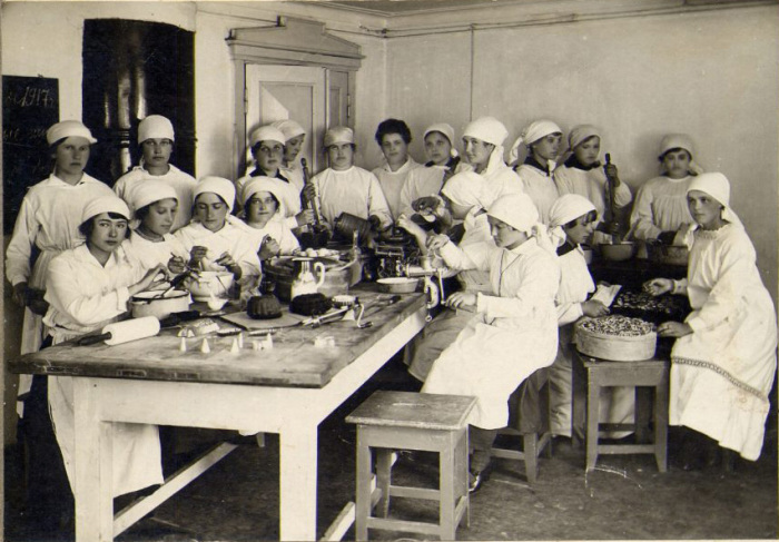 Кыштымская гимназия, урок домоводства, 1917 год