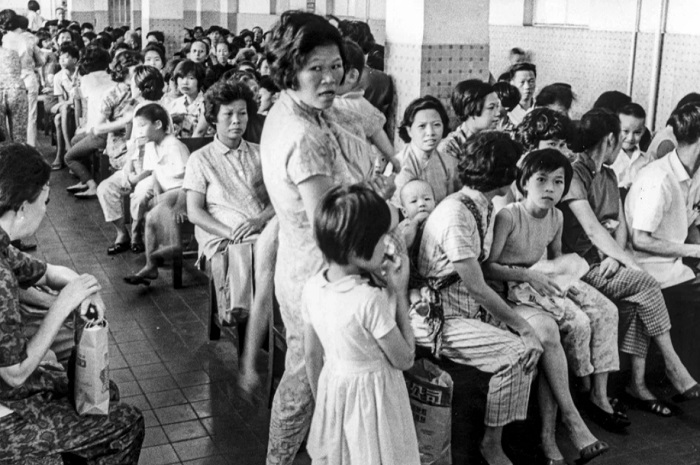 Зал ожидания в одной из клиник Гонконга во время пандемии 1968 года