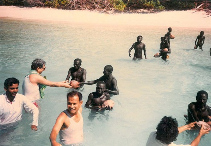 Индийские антропологи раздают сентинельцам кокосы. Через несколько минут контакт будет резко завершен. (1991 год)
