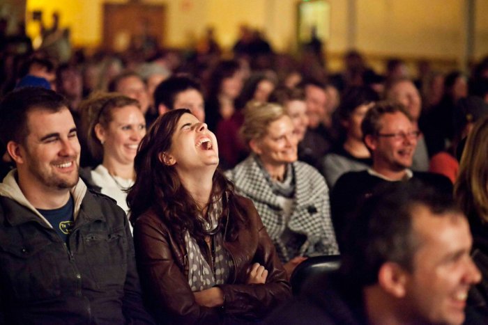 Реакция живой аудитории создает у зрителей эмоциональный отклик