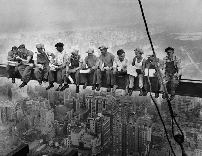 «Обед на вершине небоскреба» - самая известная фотография Чарльза Эббетса