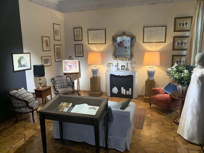 Зал выставки «Поэт и Леди», - атмосферная «Гостиная Жаклин Кеннеди»
