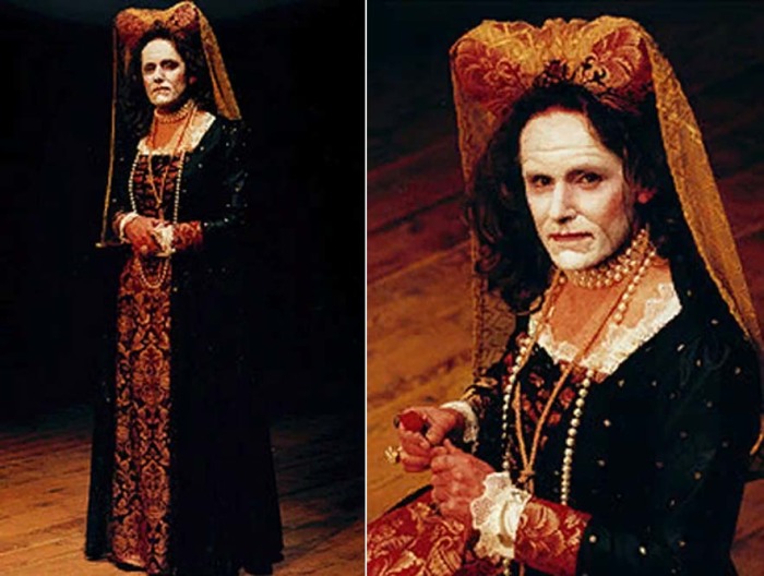 Актер Пол Терри в роли Маргарет Молташ в театральной постановке «Уродливая герцогиня»
