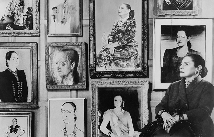 Королева косметической империи Елена Рубинштейн на фоне своих портретов
