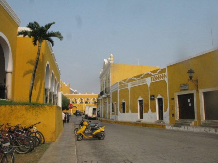 Мексиканский Изамал, расположенный на берегу Мексиканского залива, выкрашен в солнечный цвет и называется, как не трудно догадаться, «желтым городом»