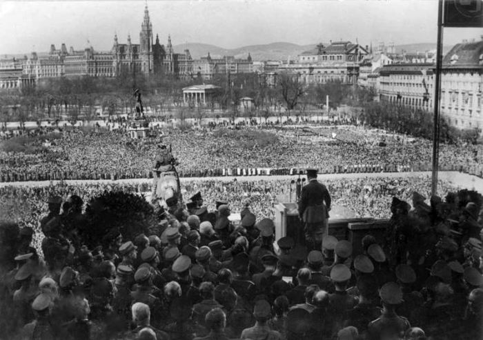 Выступление Гитлера в Вене перед восторженной толпой 15 марта 1938 на Wiener Heldenplatz