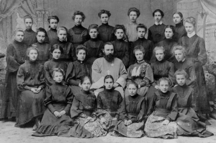 1905 год. Ученицы Царскосельской Мариинской женской гимназии (Анна вторая слева во втором ряду снизу)