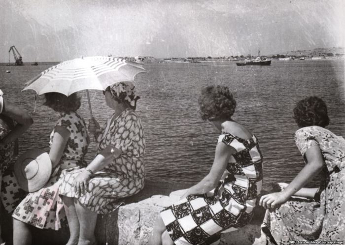Женщины на фоне Севастопольской бухты
