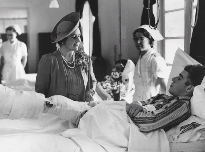 Елизавета во время посещения военного госпиталя, 1940 год